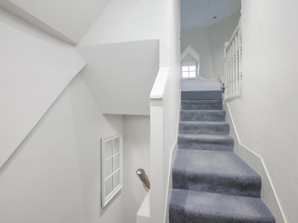 Pass The Keys Historic Ramsay Garden Apt With Balcony Views Edinburgh Exterior photo