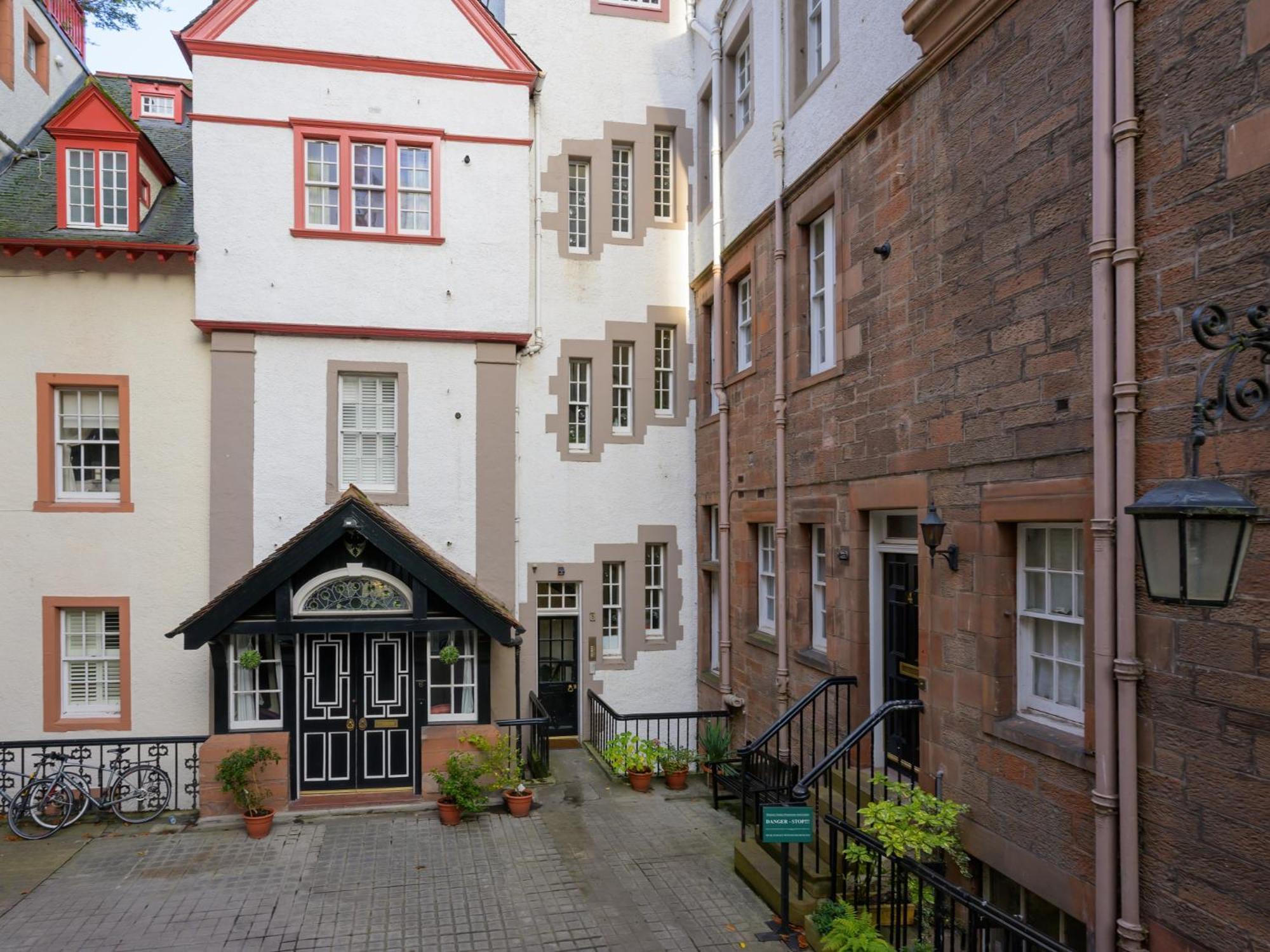 Pass The Keys Historic Ramsay Garden Apt With Balcony Views Edinburgh Exterior photo